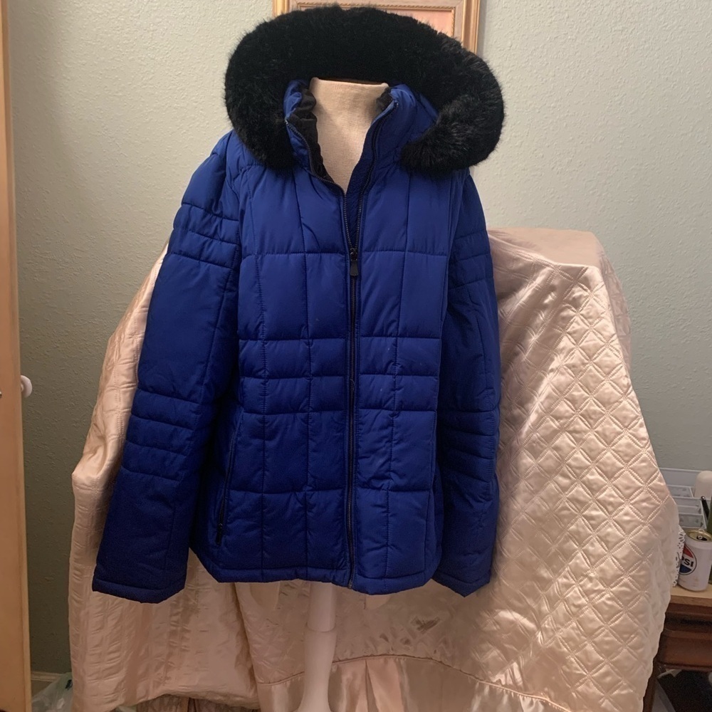 Calvin Klein navy blue and black
Women's Faux-Fur-Lined Hooded Puffer Coat